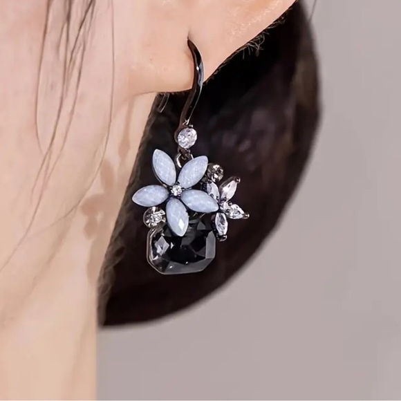 Elegant Floral Drop Earrings - Picture 4 of 5